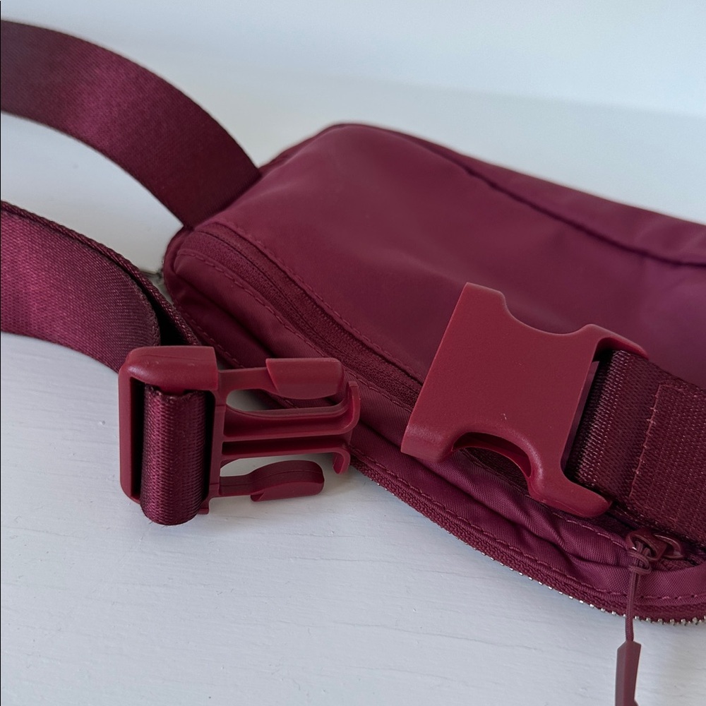 Lululemon Everywhere Adjustable Strap Belt Bag Burgundy Travel Vacation - Picture 10 of 12